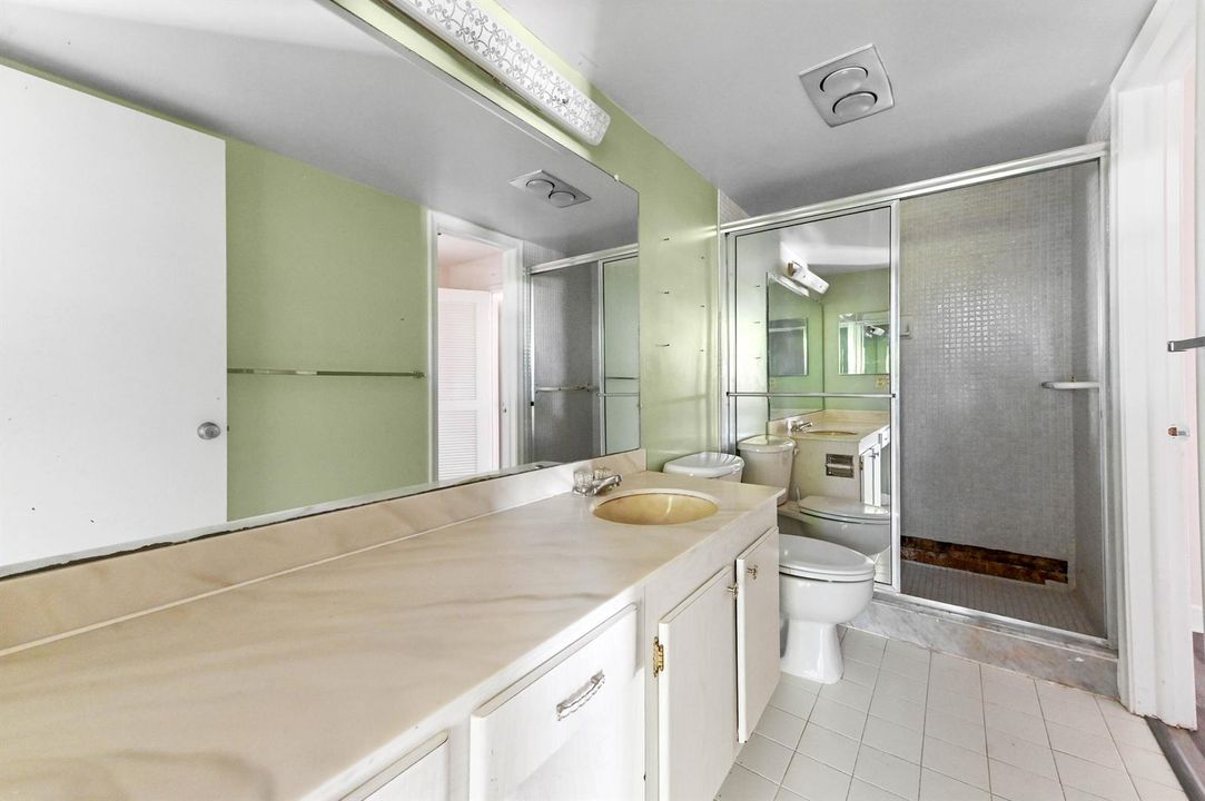 20 Bathroom 01