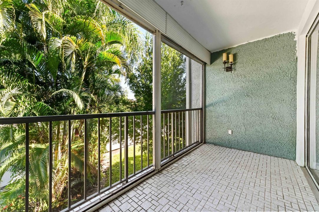 16 Balcony 03