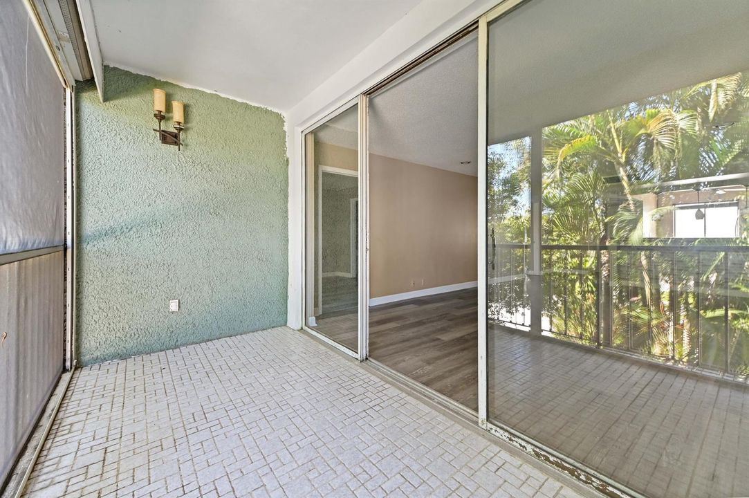 15 Balcony 02