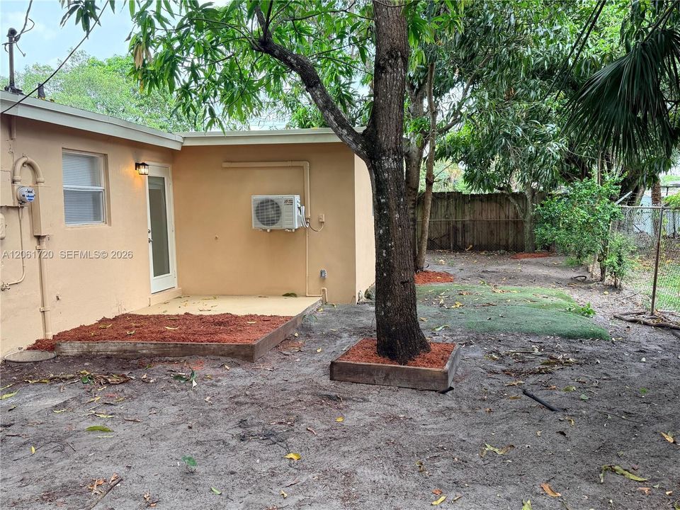 For Rent: $2,960 (4 beds, 2 baths, 1043 Square Feet)