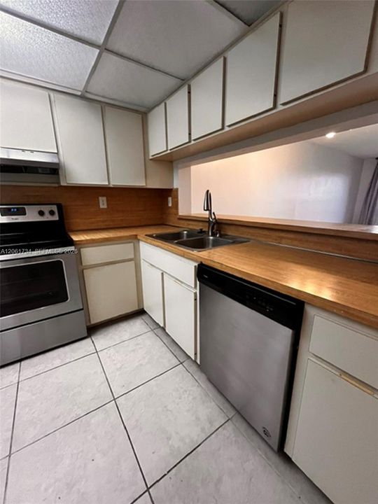 For Sale: $286,000 (2 beds, 2 baths, 958 Square Feet)
