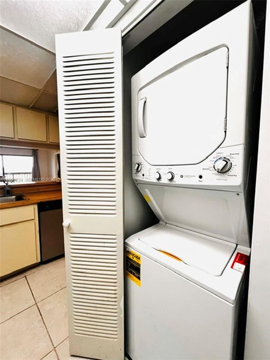 For Sale: $286,000 (2 beds, 2 baths, 958 Square Feet)