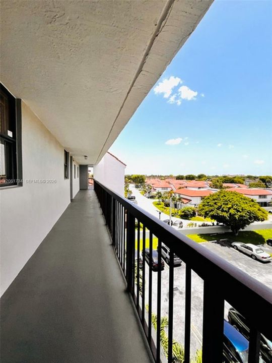 For Sale: $286,000 (2 beds, 2 baths, 958 Square Feet)