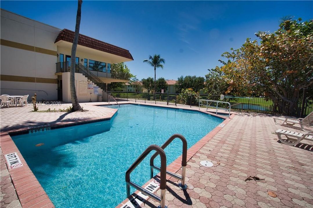 На продажу: $295,000 (2 спален, 2 ванн, 1005 Квадратных фут)