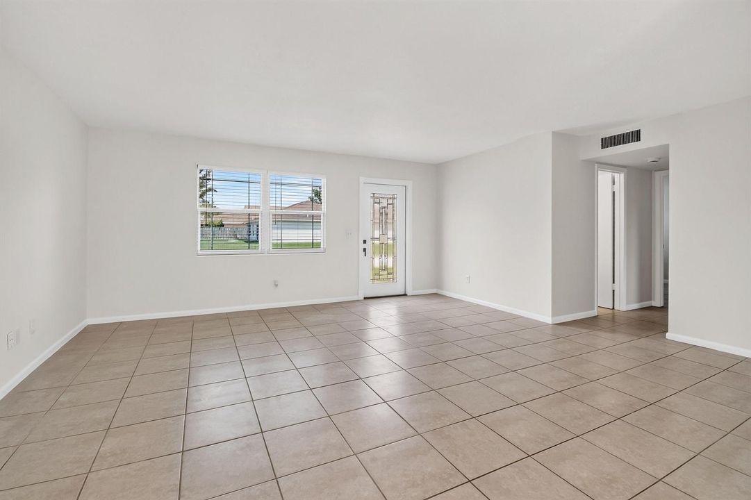1050SEColoradoAve(7)