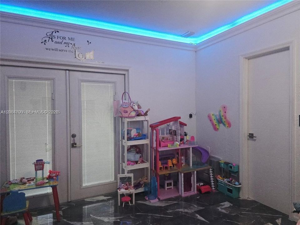 Недавно арендовано: $3,800 (5 спален, 3 ванн, 2091 Квадратных фут)