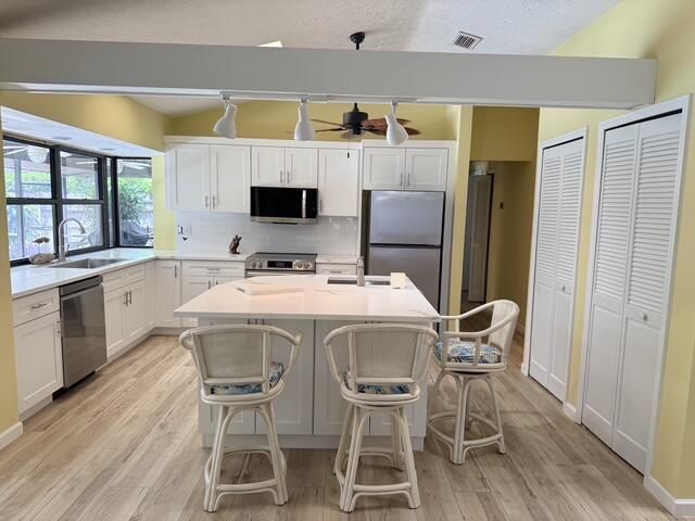 5306 - Kitchen with plenty of storage an