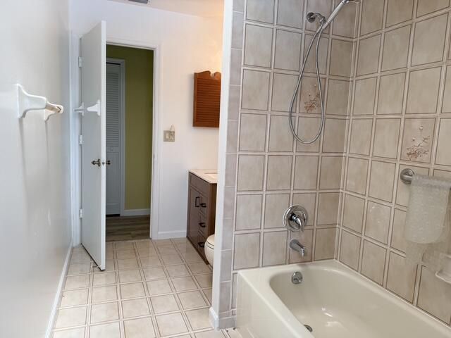 5306 - 2nd Bath and Cabana Bath