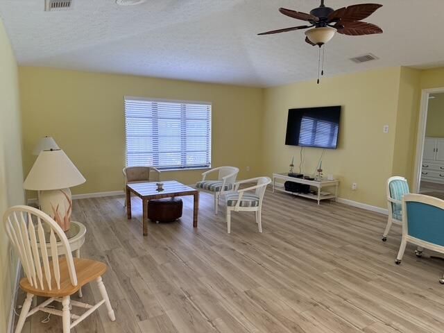 5306 - Spacious Living Room