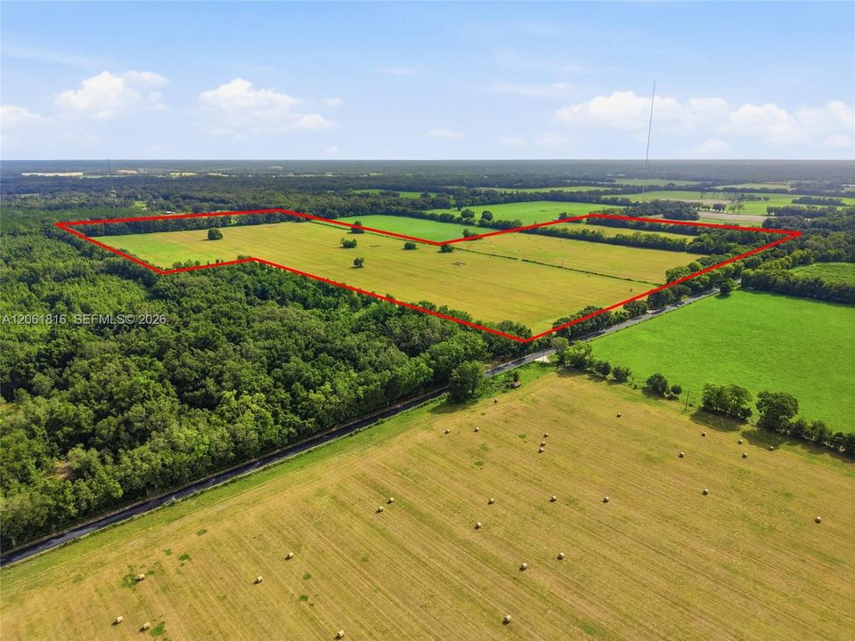 En Venta: $9,500,000 (104.96 acres)