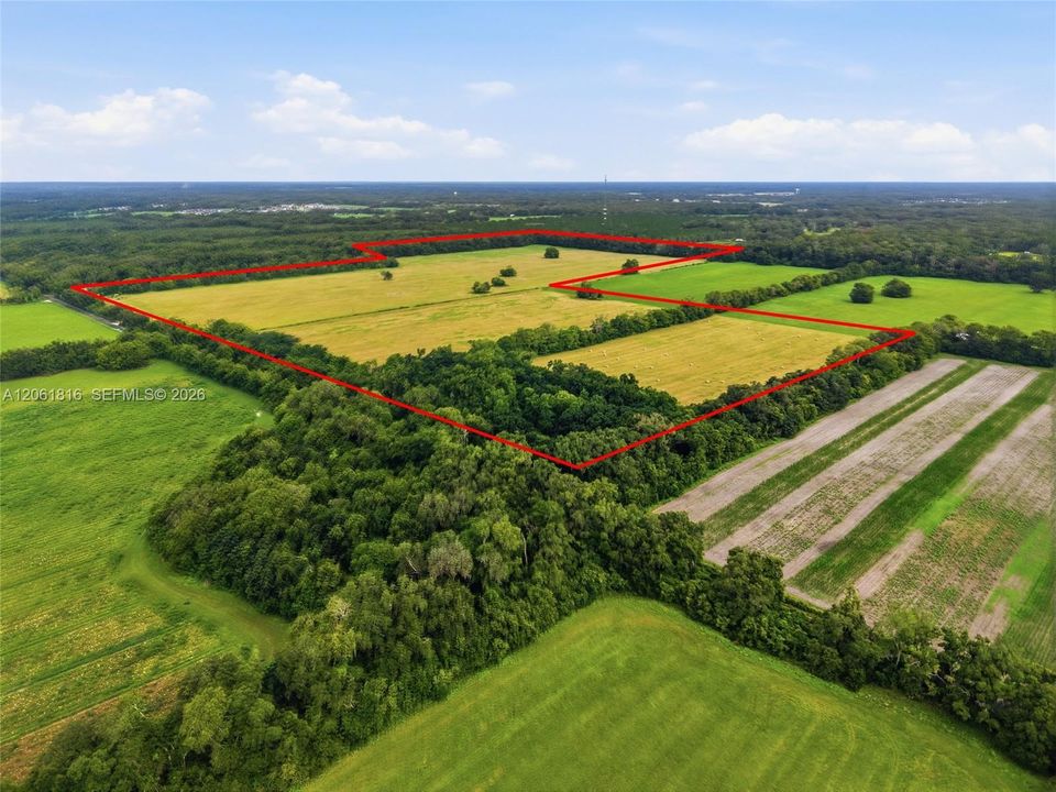 En Venta: $9,500,000 (104.96 acres)