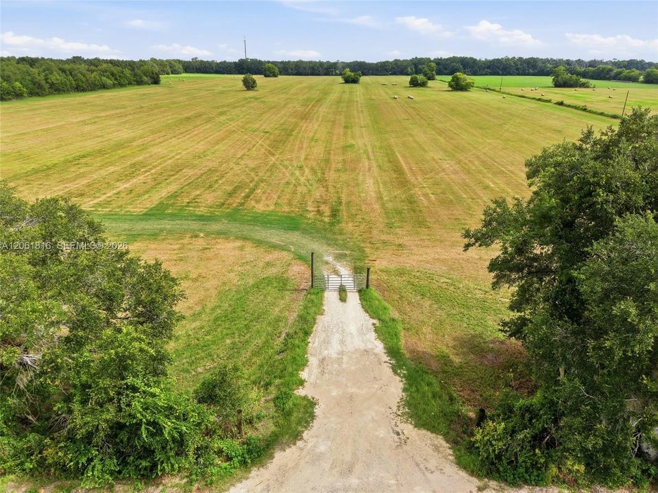 En Venta: $9,500,000 (104.96 acres)