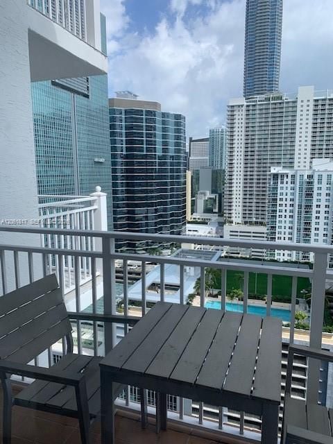 For Rent: $2,400 (1 beds, 1 baths, 640 Square Feet)