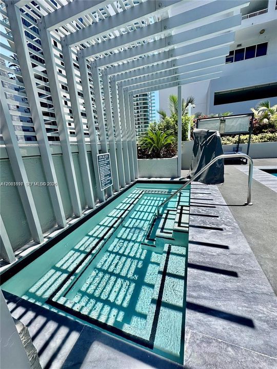 For Rent: $2,400 (1 beds, 1 baths, 640 Square Feet)