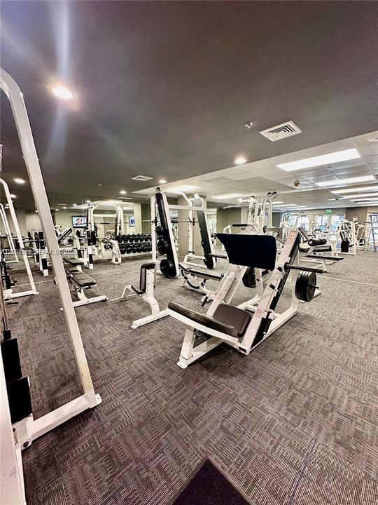 For Rent: $2,400 (1 beds, 1 baths, 640 Square Feet)