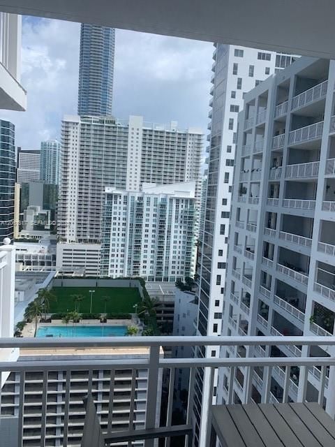 For Rent: $2,400 (1 beds, 1 baths, 640 Square Feet)