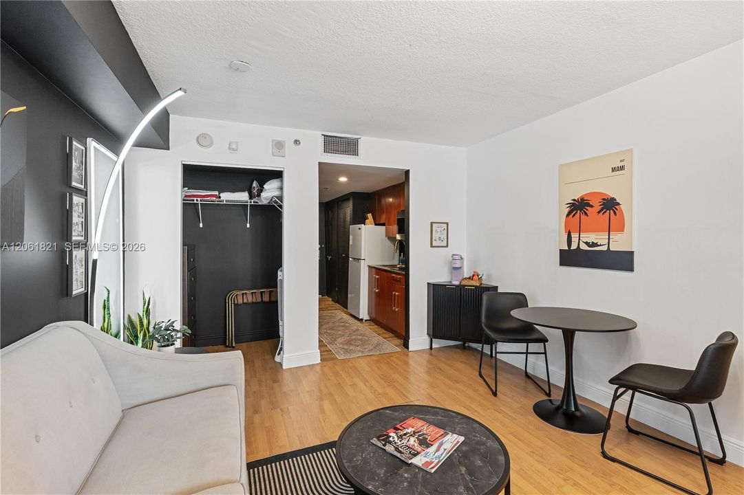 En Venta: $329,000 (0 camas, 1 baños, 425 Pies cuadrados)