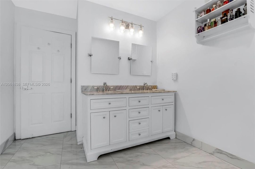 En Venta: $790,000 (4 camas, 2 baños, 2160 Pies cuadrados)