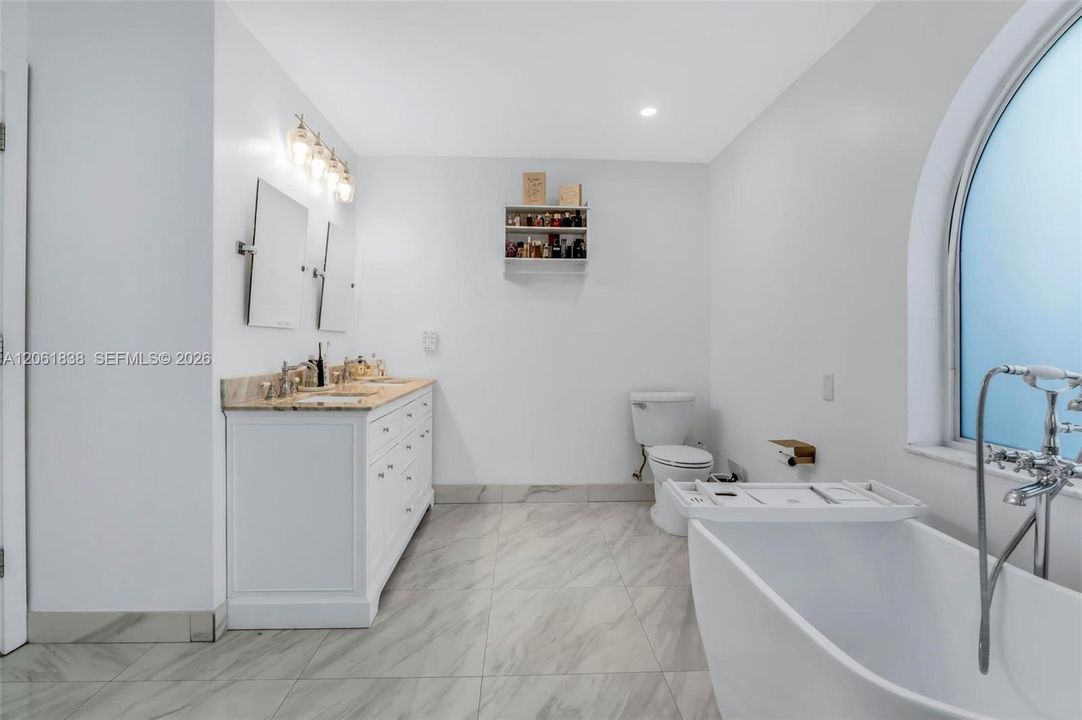 En Venta: $790,000 (4 camas, 2 baños, 2160 Pies cuadrados)