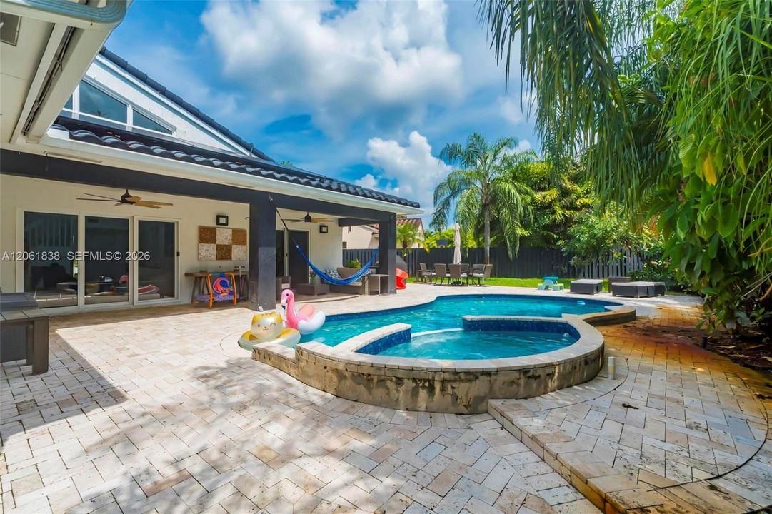 En Venta: $790,000 (4 camas, 2 baños, 2160 Pies cuadrados)