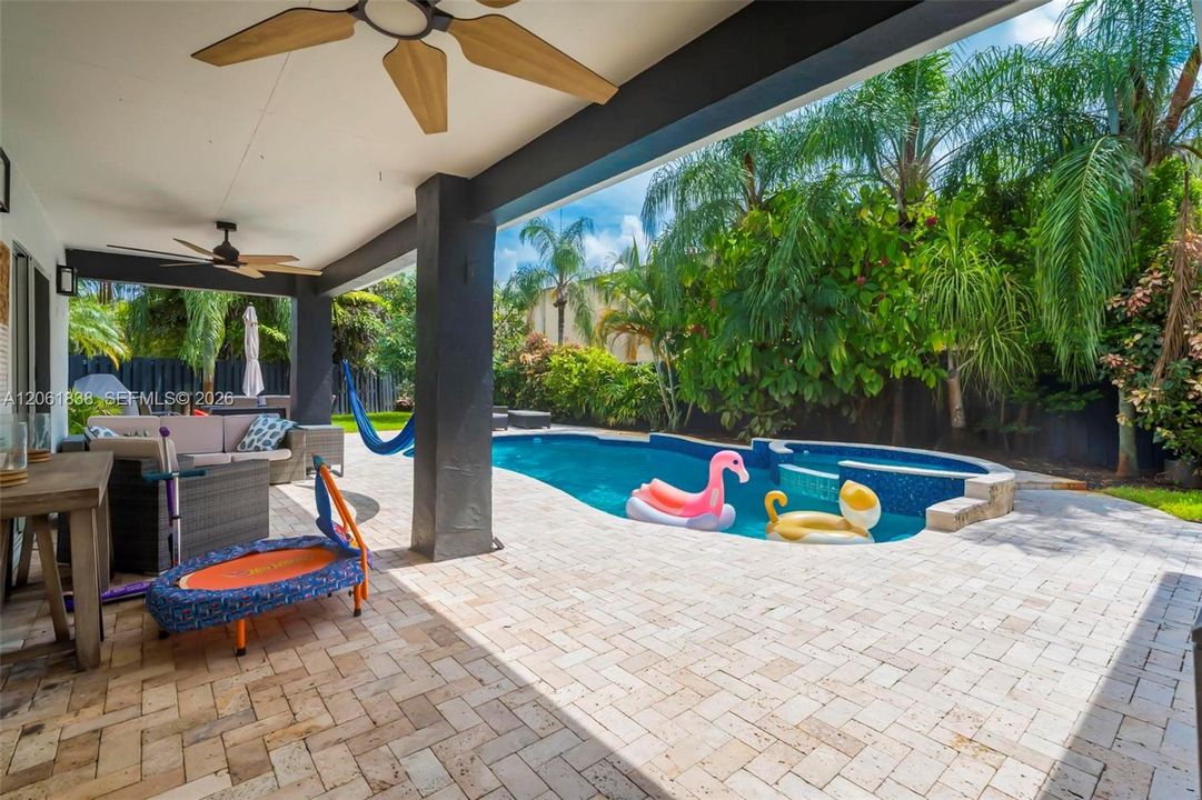 En Venta: $790,000 (4 camas, 2 baños, 2160 Pies cuadrados)