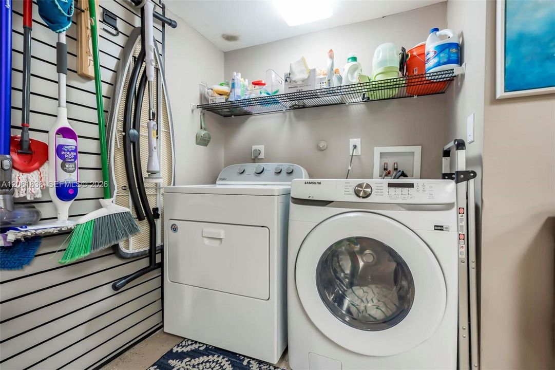 En Venta: $790,000 (4 camas, 2 baños, 2160 Pies cuadrados)