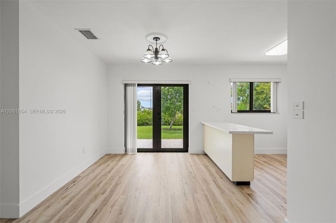 В аренду: $3,300 (3 спален, 1 ванн, 1164 Квадратных фут)