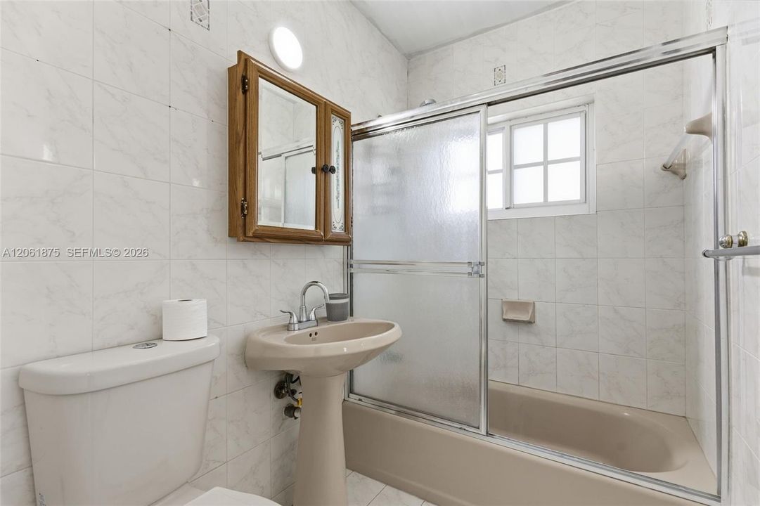 На продажу: $589,900 (3 спален, 1 ванн, 1011 Квадратных фут)