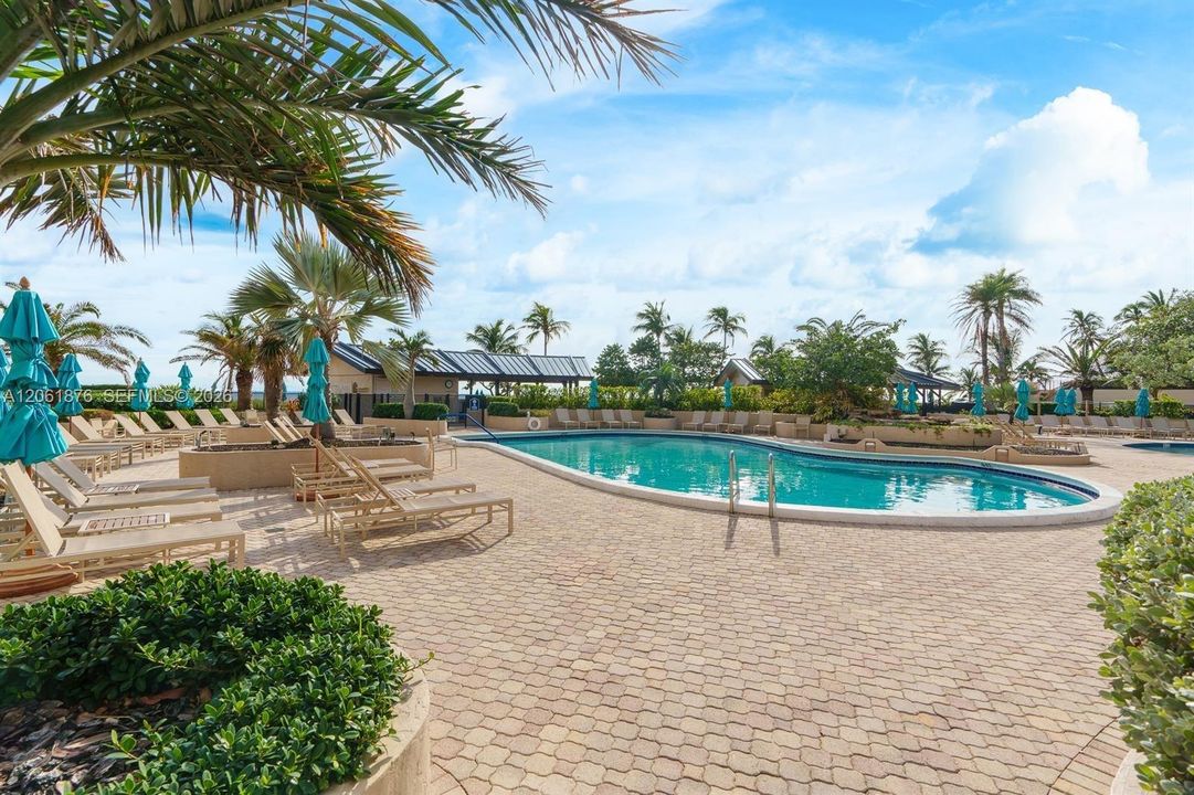 For Sale: $500,000 (1 beds, 1 baths, 1200 Square Feet)