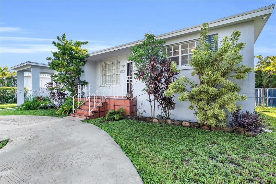 En Venta: $699,900 (4 camas, 3 baños, 1729 Pies cuadrados)
