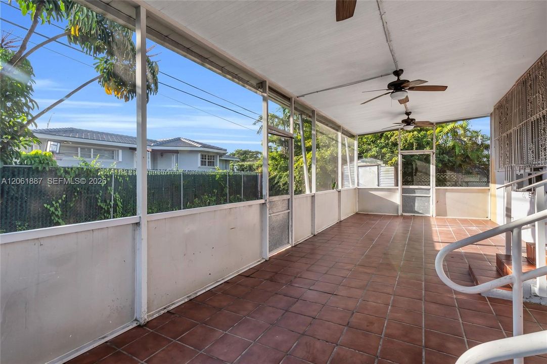 En Venta: $699,900 (4 camas, 3 baños, 1729 Pies cuadrados)