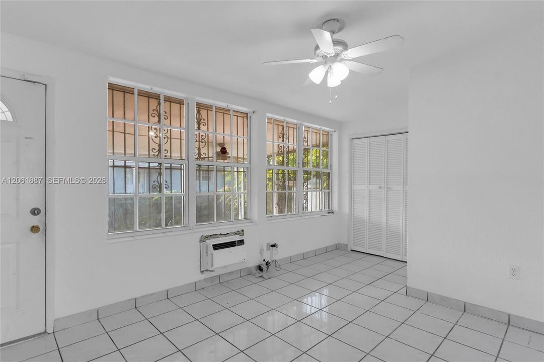 En Venta: $699,900 (4 camas, 3 baños, 1729 Pies cuadrados)