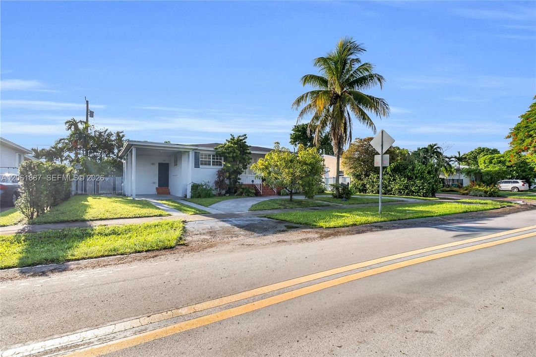En Venta: $699,900 (4 camas, 3 baños, 1729 Pies cuadrados)