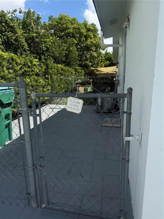 For Rent: $1,300 (1 beds, 1 baths, 2052 Square Feet)