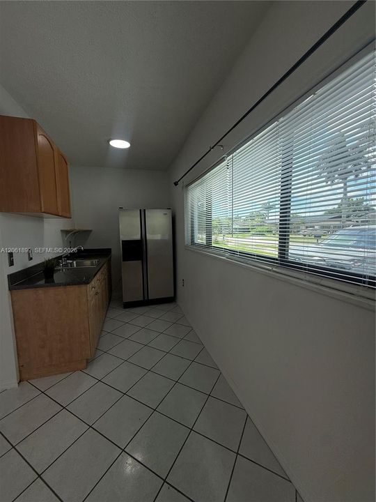 For Rent: $1,300 (1 beds, 1 baths, 2052 Square Feet)