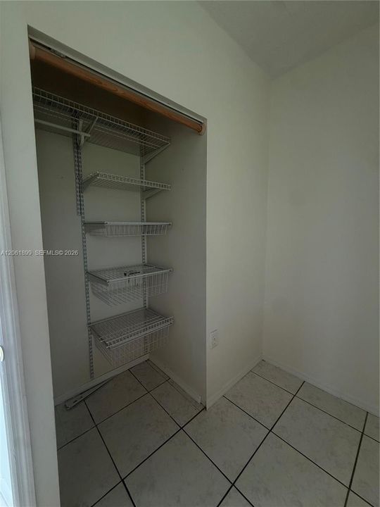 For Rent: $1,300 (1 beds, 1 baths, 2052 Square Feet)
