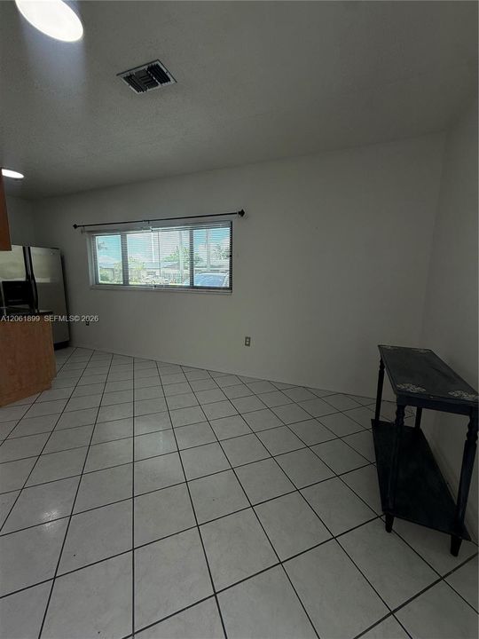 For Rent: $1,300 (1 beds, 1 baths, 2052 Square Feet)