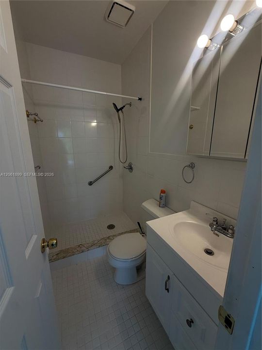For Rent: $1,300 (1 beds, 1 baths, 2052 Square Feet)