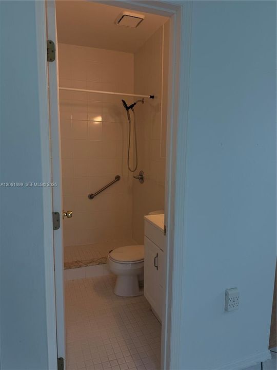 For Rent: $1,300 (1 beds, 1 baths, 2052 Square Feet)