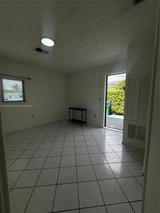 For Rent: $1,300 (1 beds, 1 baths, 2052 Square Feet)