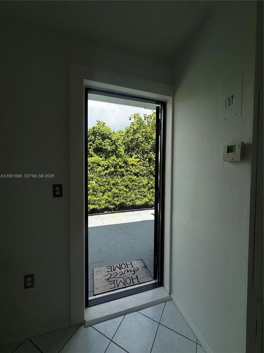 For Rent: $1,300 (1 beds, 1 baths, 2052 Square Feet)