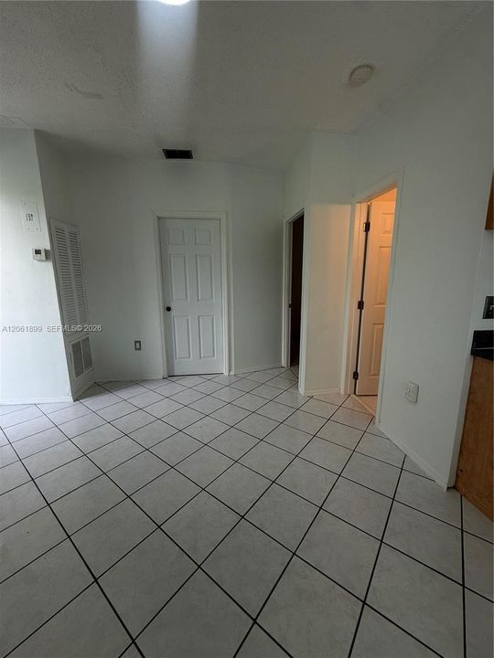For Rent: $1,300 (1 beds, 1 baths, 2052 Square Feet)