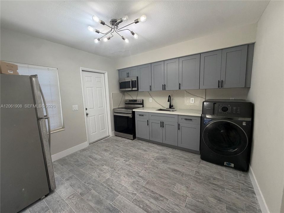 For Rent: $2,500 (2 beds, 1 baths, 879 Square Feet)