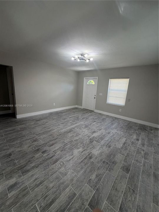 For Rent: $2,500 (2 beds, 1 baths, 879 Square Feet)