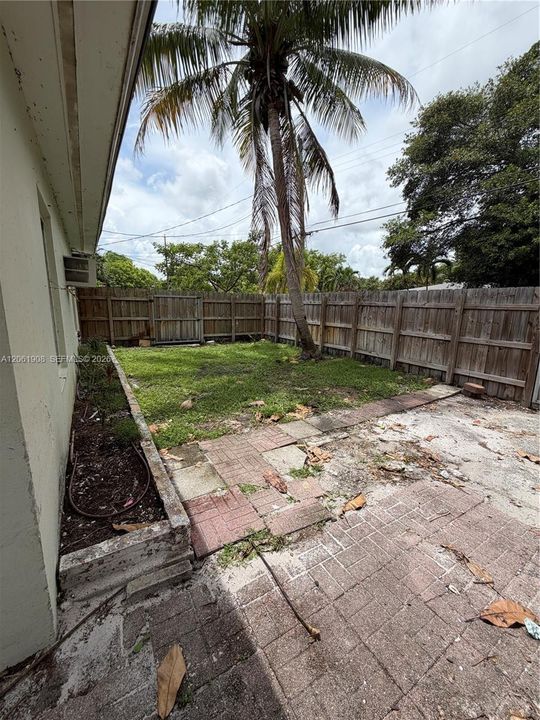For Rent: $2,500 (2 beds, 1 baths, 879 Square Feet)