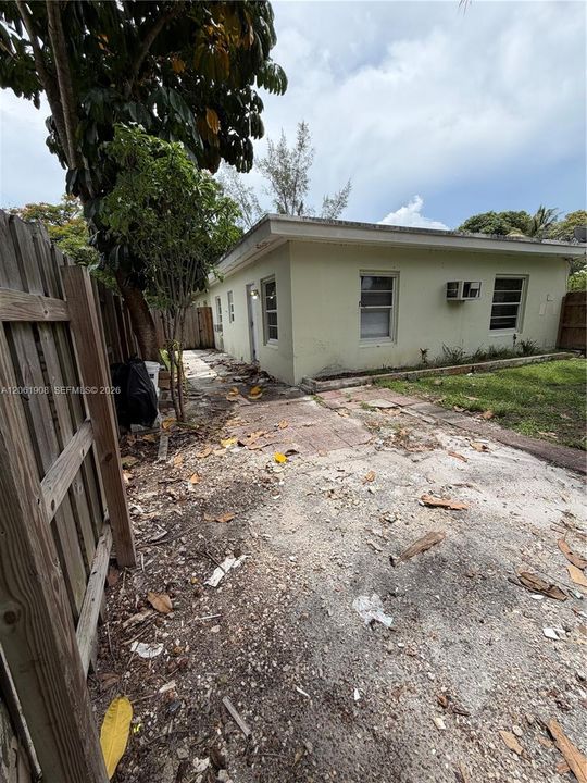 For Rent: $2,500 (2 beds, 1 baths, 879 Square Feet)