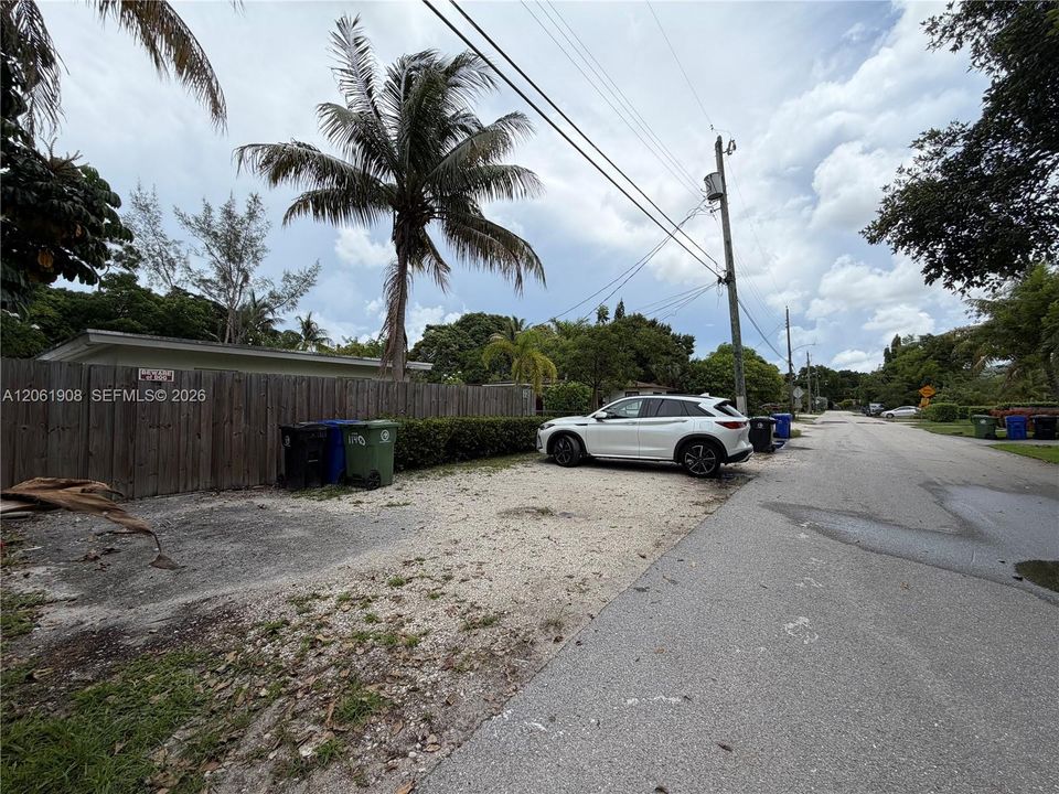 For Rent: $2,500 (2 beds, 1 baths, 879 Square Feet)