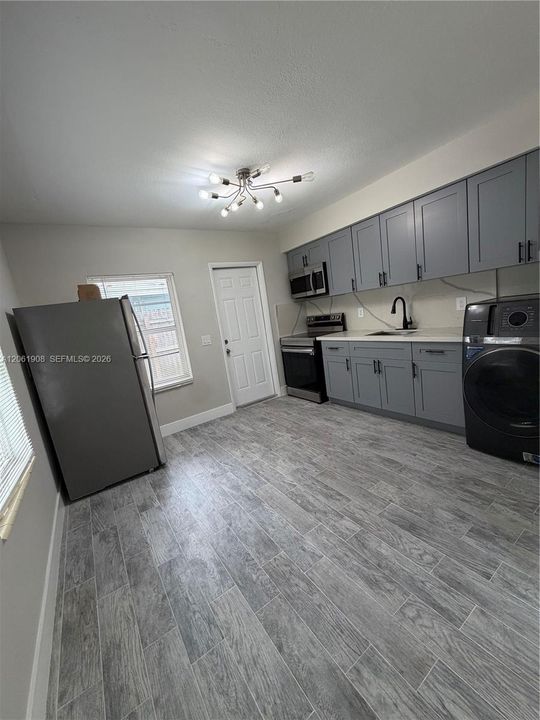 For Rent: $2,500 (2 beds, 1 baths, 879 Square Feet)
