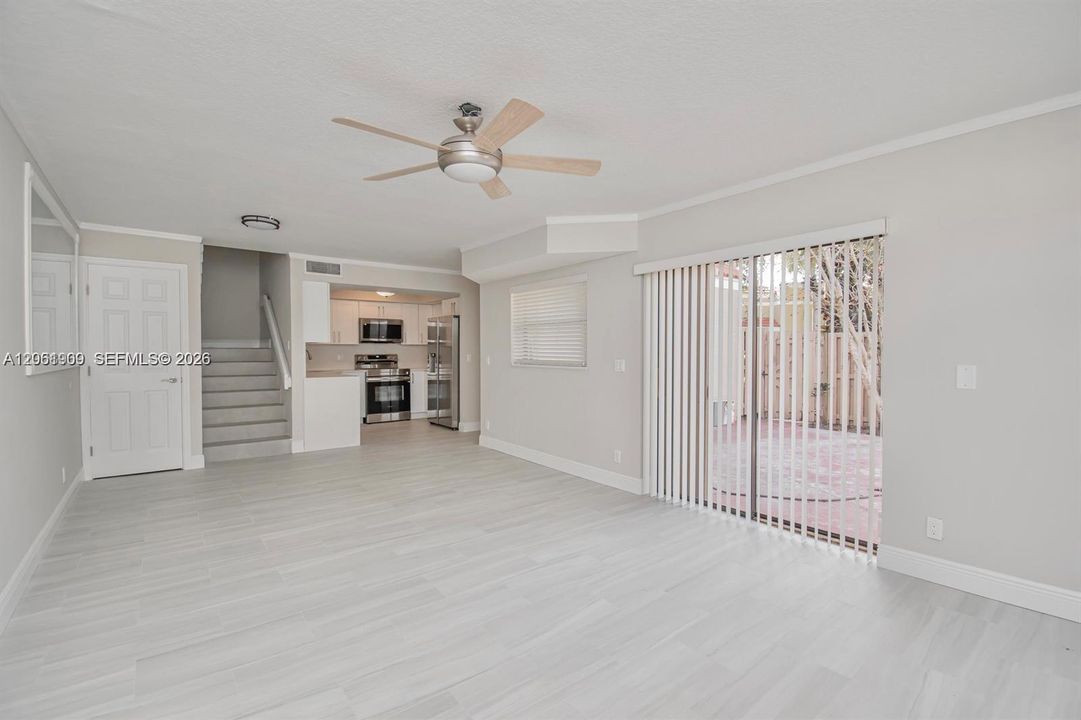 В аренду: $2,400 (3 спален, 3 ванн, 1326 Квадратных фут)