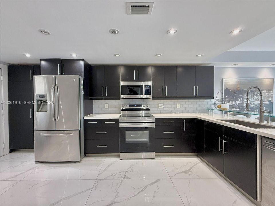 На продажу: $219,999 (2 спален, 2 ванн, 1315 Квадратных фут)